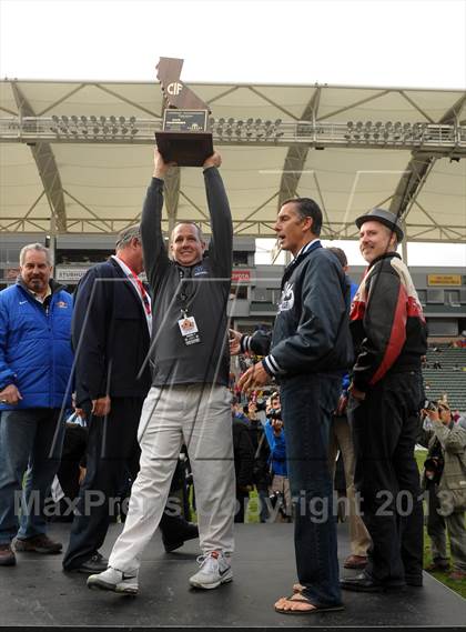 Thumbnail 3 in Corona del Mar vs. Sacred Heart Prep (CIF State D3 Final) photogallery.