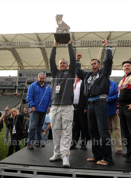 Thumbnail 1 in Corona del Mar vs. Sacred Heart Prep (CIF State D3 Final) photogallery.