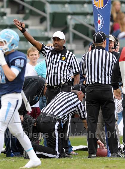 Thumbnail 3 in Corona del Mar vs. Sacred Heart Prep (CIF State D3 Final) photogallery.