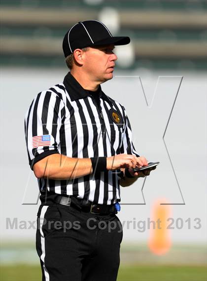 Thumbnail 3 in Corona del Mar vs. Sacred Heart Prep (CIF State D3 Final) photogallery.