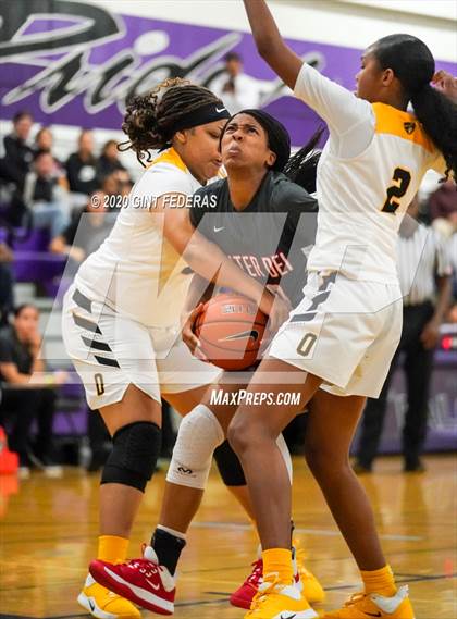 Thumbnail 2 in Mater Dei vs. Bishop O'Dowd (West Coast Jamboree) photogallery.