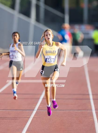 Thumbnail 3 in UIL 4A Girls State Track Meet photogallery.