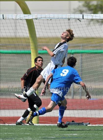 Thumbnail 1 in Poteet vs. Lindale (Class 4A, Region II finals) photogallery.