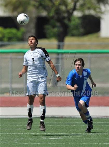 Thumbnail 3 in Poteet vs. Lindale (Class 4A, Region II finals) photogallery.