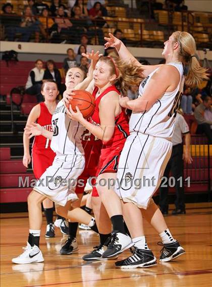 Thumbnail 3 in Pottsboro vs. Henrietta (Fantasy of Lights) photogallery.