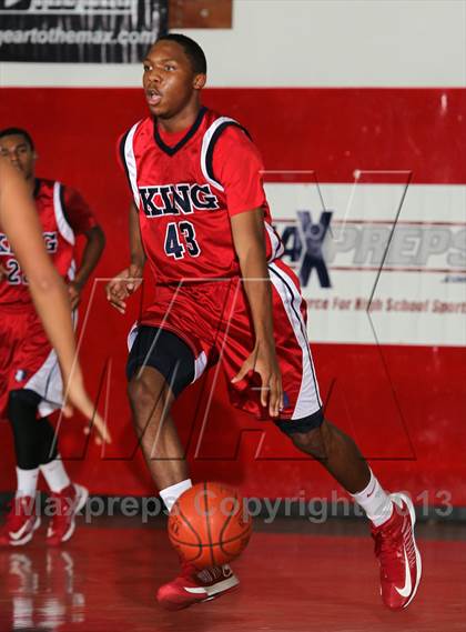 Thumbnail 3 in King vs Colton (MaxPreps Holiday Classic) photogallery.