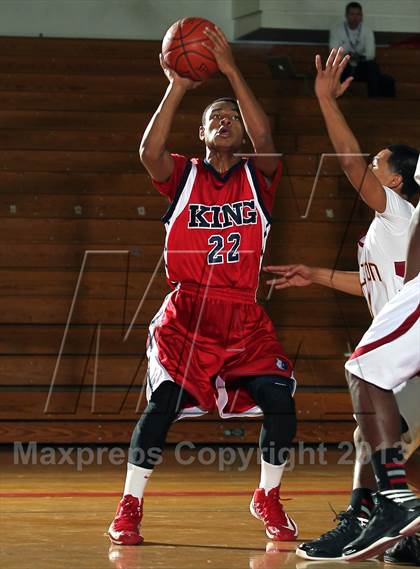 Thumbnail 2 in King vs Colton (MaxPreps Holiday Classic) photogallery.