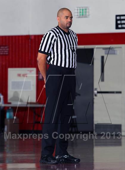 Thumbnail 3 in King vs Colton (MaxPreps Holiday Classic) photogallery.