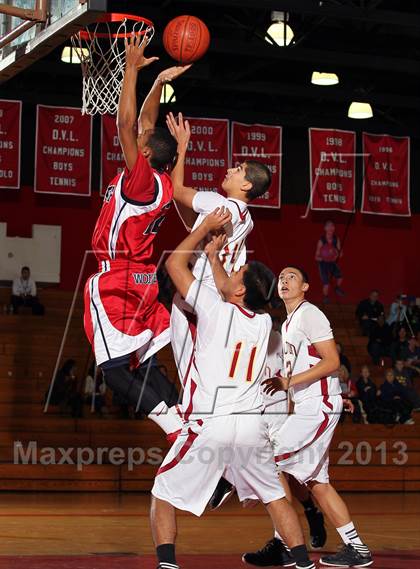 Thumbnail 3 in King vs Colton (MaxPreps Holiday Classic) photogallery.