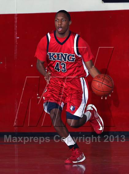 Thumbnail 2 in King vs Colton (MaxPreps Holiday Classic) photogallery.