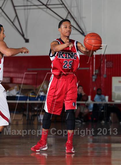 Thumbnail 1 in King vs Colton (MaxPreps Holiday Classic) photogallery.