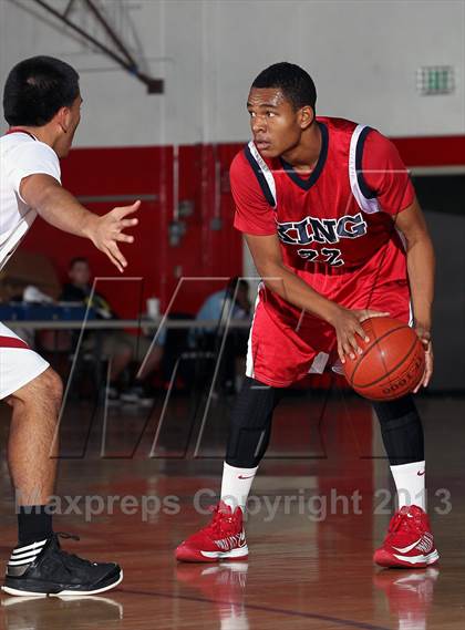 Thumbnail 3 in King vs Colton (MaxPreps Holiday Classic) photogallery.