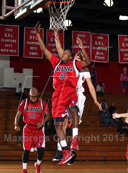 Thumbnail 3 in King vs Colton (MaxPreps Holiday Classic) photogallery.
