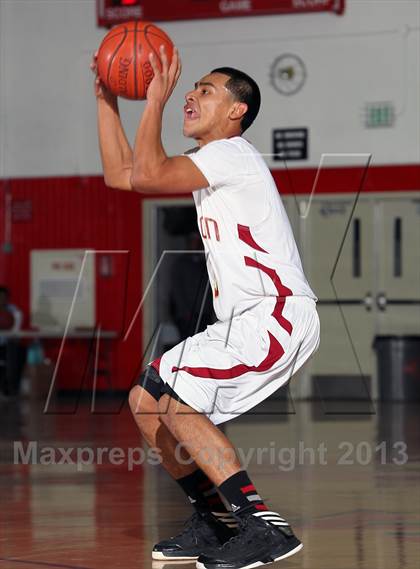 Thumbnail 3 in King vs Colton (MaxPreps Holiday Classic) photogallery.