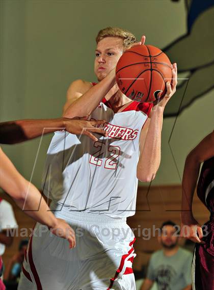 Thumbnail 1 in Vista vs. Independence (MaxPreps Holiday Classic) photogallery.