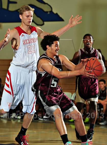 Thumbnail 1 in Vista vs. Independence (MaxPreps Holiday Classic) photogallery.