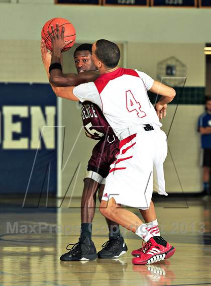 Thumbnail 1 in Vista vs. Independence (MaxPreps Holiday Classic) photogallery.