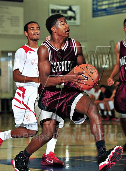 Thumbnail 3 in Vista vs. Independence (MaxPreps Holiday Classic) photogallery.