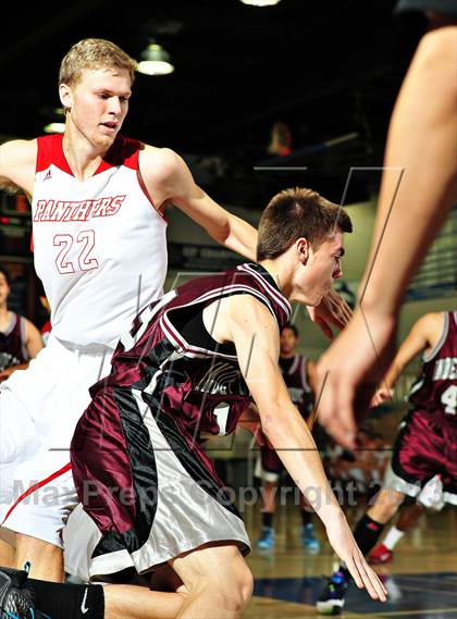 Thumbnail 2 in Vista vs. Independence (MaxPreps Holiday Classic) photogallery.