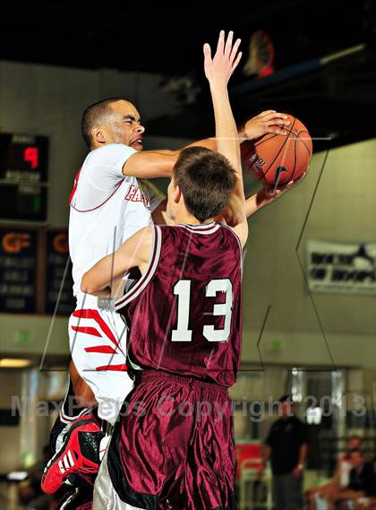 Thumbnail 3 in Vista vs. Independence (MaxPreps Holiday Classic) photogallery.