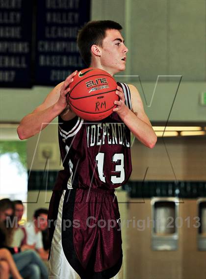 Thumbnail 2 in Vista vs. Independence (MaxPreps Holiday Classic) photogallery.