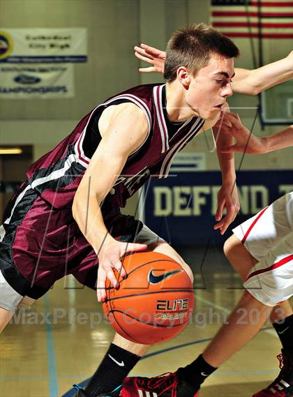Thumbnail 3 in Vista vs. Independence (MaxPreps Holiday Classic) photogallery.