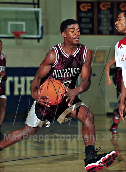 Thumbnail 1 in Vista vs. Independence (MaxPreps Holiday Classic) photogallery.