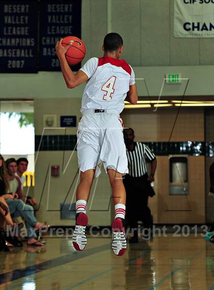 Thumbnail 3 in Vista vs. Independence (MaxPreps Holiday Classic) photogallery.