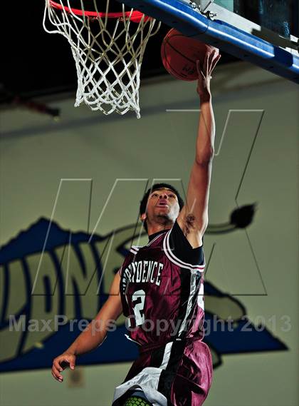 Thumbnail 3 in Vista vs. Independence (MaxPreps Holiday Classic) photogallery.