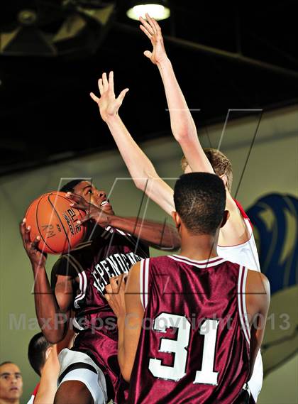 Thumbnail 3 in Vista vs. Independence (MaxPreps Holiday Classic) photogallery.