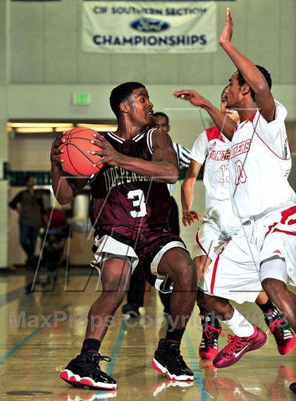 Thumbnail 3 in Vista vs. Independence (MaxPreps Holiday Classic) photogallery.