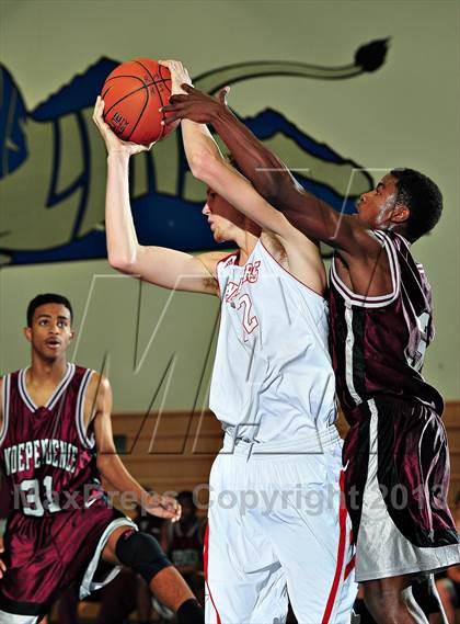 Thumbnail 1 in Vista vs. Independence (MaxPreps Holiday Classic) photogallery.