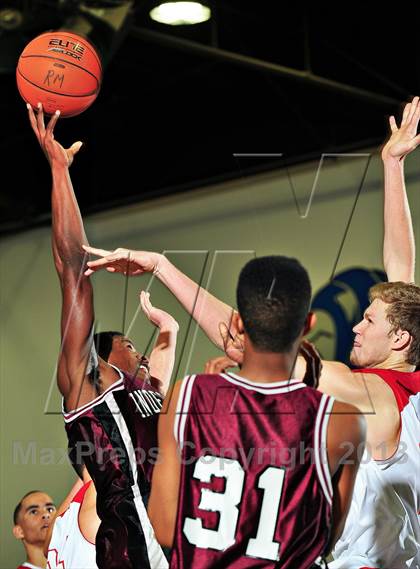 Thumbnail 1 in Vista vs. Independence (MaxPreps Holiday Classic) photogallery.