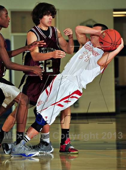 Thumbnail 3 in Vista vs. Independence (MaxPreps Holiday Classic) photogallery.