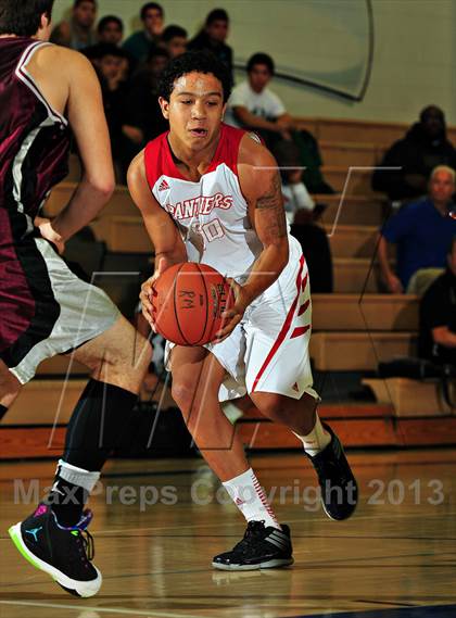 Thumbnail 1 in Vista vs. Independence (MaxPreps Holiday Classic) photogallery.