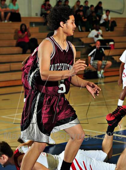 Thumbnail 3 in Vista vs. Independence (MaxPreps Holiday Classic) photogallery.