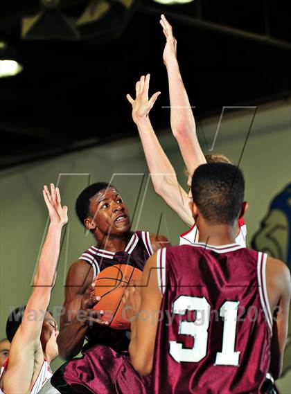 Thumbnail 2 in Vista vs. Independence (MaxPreps Holiday Classic) photogallery.