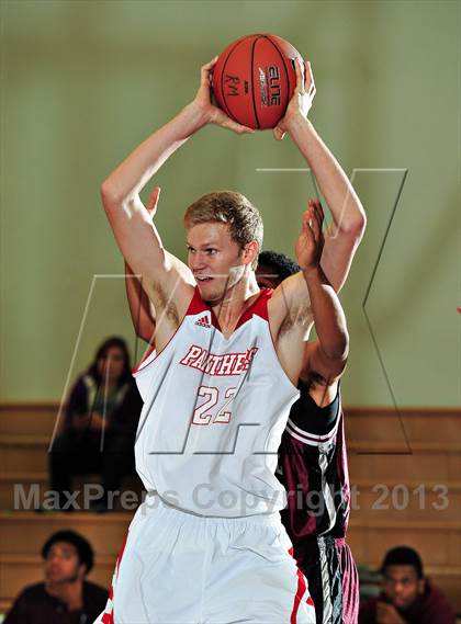 Thumbnail 2 in Vista vs. Independence (MaxPreps Holiday Classic) photogallery.