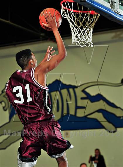 Thumbnail 3 in Vista vs. Independence (MaxPreps Holiday Classic) photogallery.