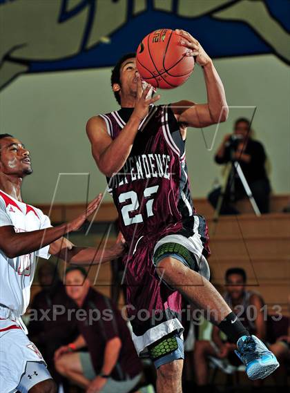 Thumbnail 3 in Vista vs. Independence (MaxPreps Holiday Classic) photogallery.