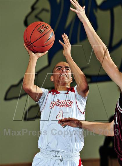 Thumbnail 2 in Vista vs. Independence (MaxPreps Holiday Classic) photogallery.