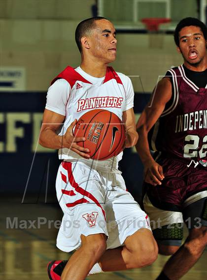 Thumbnail 2 in Vista vs. Independence (MaxPreps Holiday Classic) photogallery.
