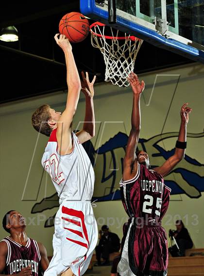 Thumbnail 1 in Vista vs. Independence (MaxPreps Holiday Classic) photogallery.