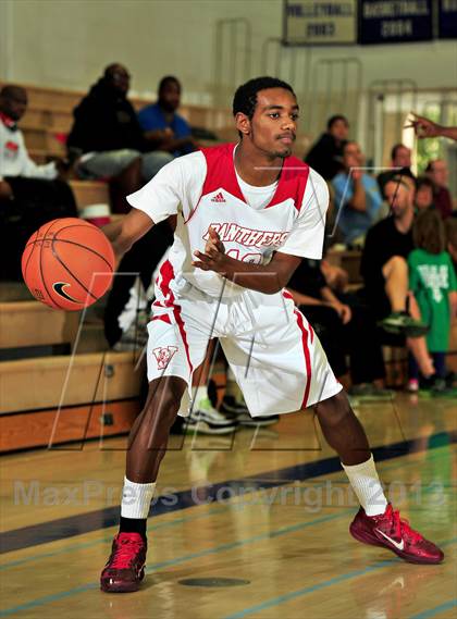 Thumbnail 2 in Vista vs. Independence (MaxPreps Holiday Classic) photogallery.