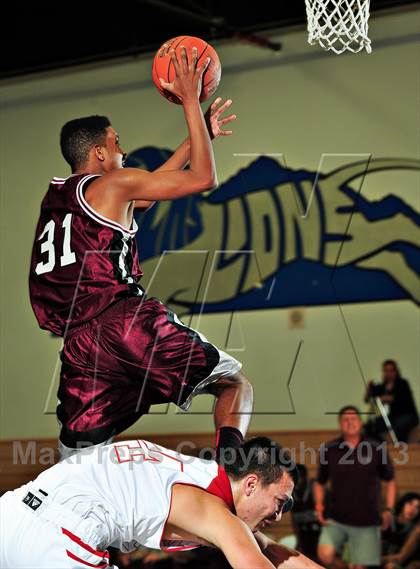 Thumbnail 2 in Vista vs. Independence (MaxPreps Holiday Classic) photogallery.