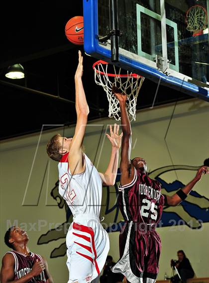 Thumbnail 2 in Vista vs. Independence (MaxPreps Holiday Classic) photogallery.