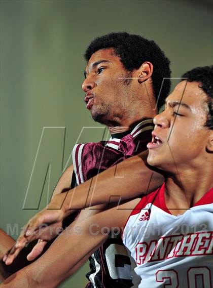Thumbnail 2 in Vista vs. Independence (MaxPreps Holiday Classic) photogallery.