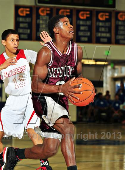 Thumbnail 3 in Vista vs. Independence (MaxPreps Holiday Classic) photogallery.