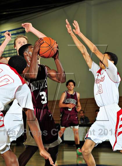 Thumbnail 2 in Vista vs. Independence (MaxPreps Holiday Classic) photogallery.