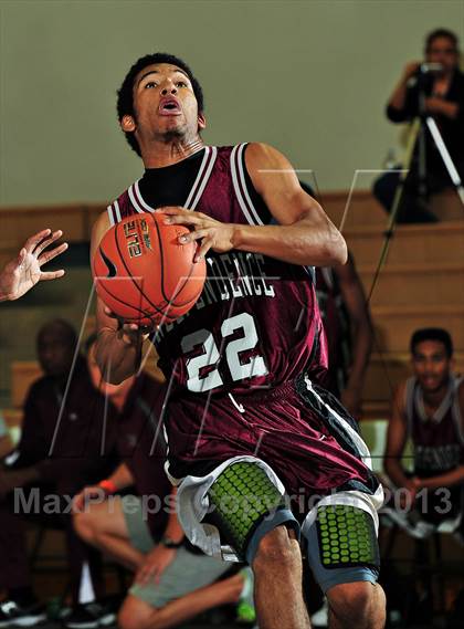 Thumbnail 2 in Vista vs. Independence (MaxPreps Holiday Classic) photogallery.
